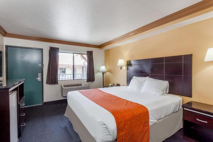 Standard Room, King or Two Doubles (3 of 6)