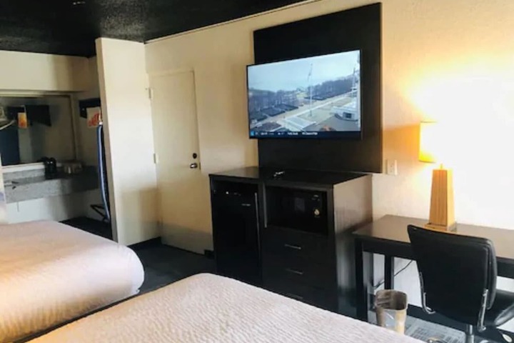 Room 4 of 18