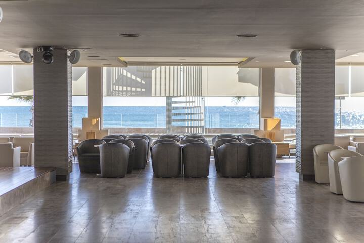 Lounge 110 of 153