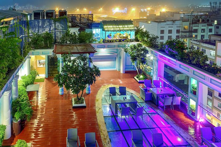 Hotel with Pool