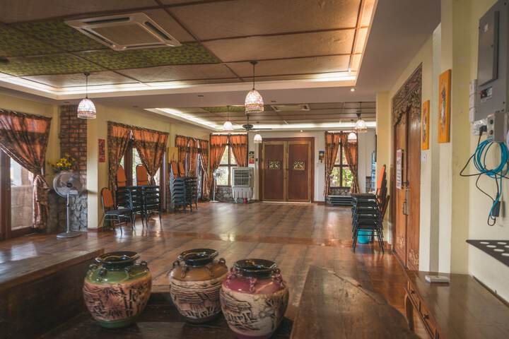 Ballroom/Hall 175 of 195
