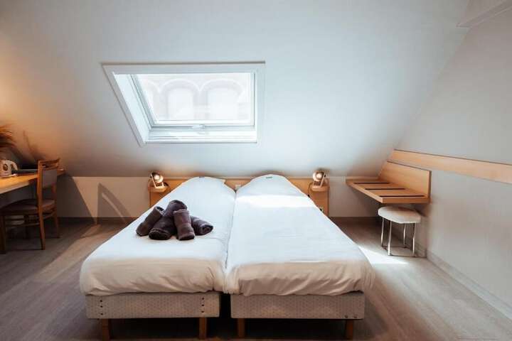 Room 4 of 25