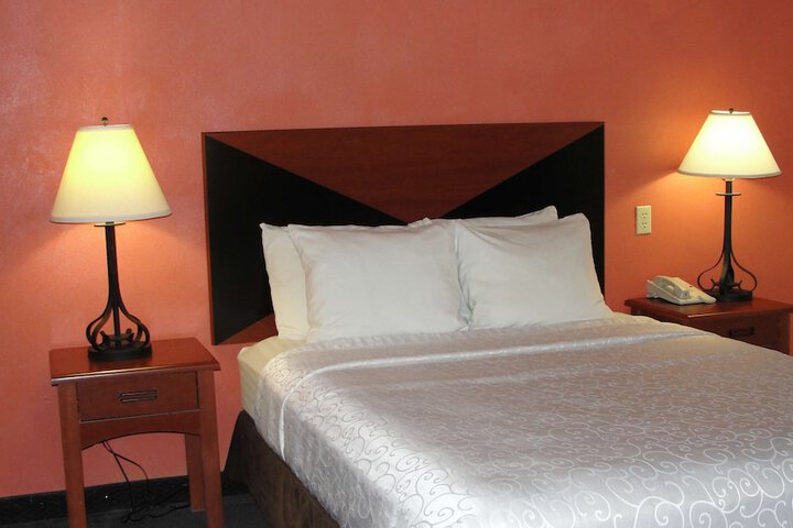 1 Queen Accessible Roll in Shower Desk Microwave, Refrigerator WiFi Continentalbreakfas (19 of 20)