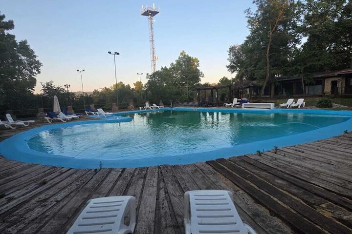 Pool 64 of 90