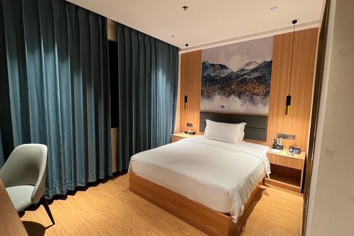 Room 3 of 8