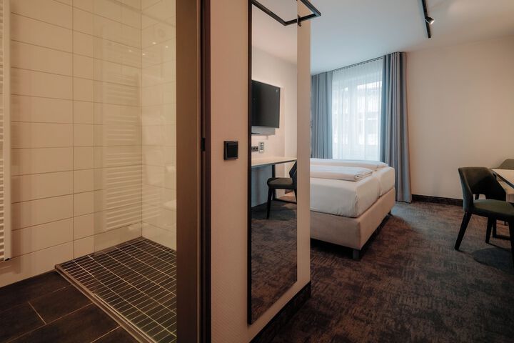 Room 9 of 43