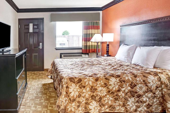 1 King Bed (1 of 9)