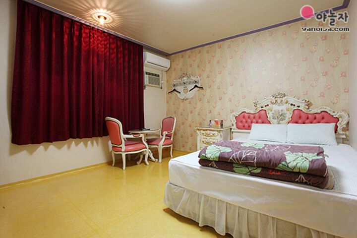 Room 17 of 79