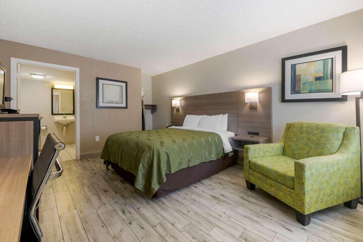 1 Queen Bed Accessible (10 of 16)