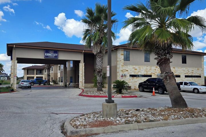Karnes City Lodge in Karnes City, TX