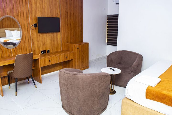 Room 6 of 13