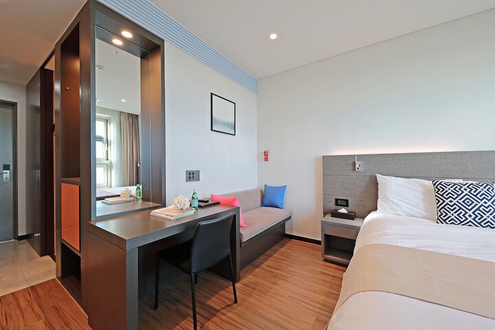 Room 28 of 93