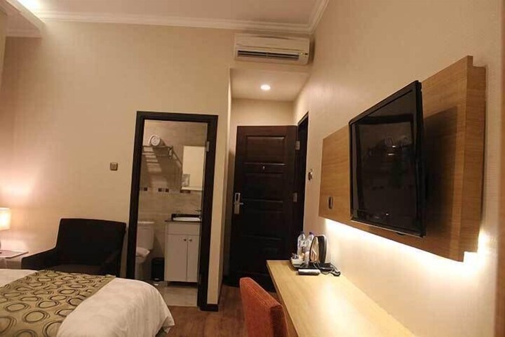 Room 10 of 28