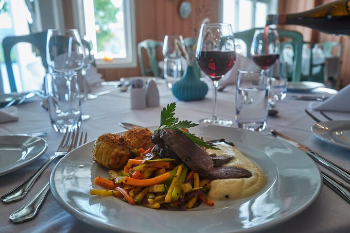 Dining 16 of 35