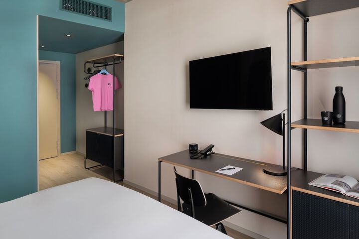 Room 10 of 77