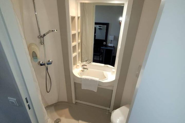 Room 4 of 10