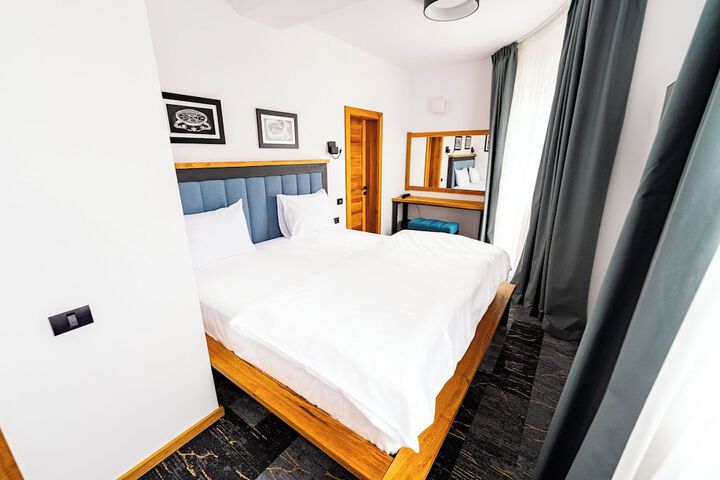 Room 12 of 77