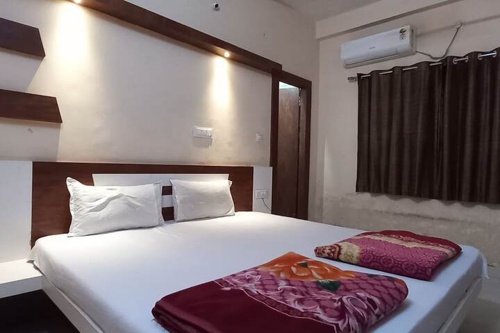 Room 4 of 9