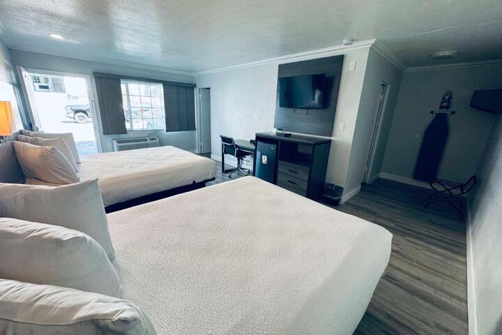 1 Queen Bed (15 of 20)