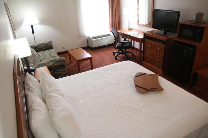 1 King Bed (4 of 10)