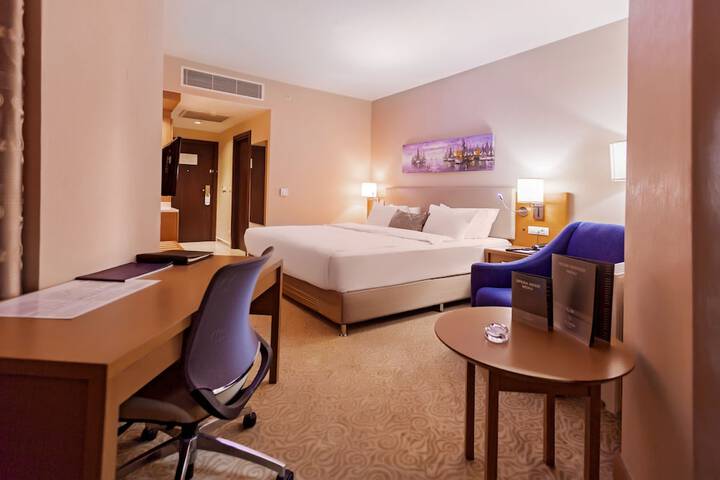 Room 4 of 79