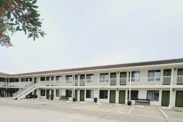 Exterior of SOLEDAD MOTEL 8