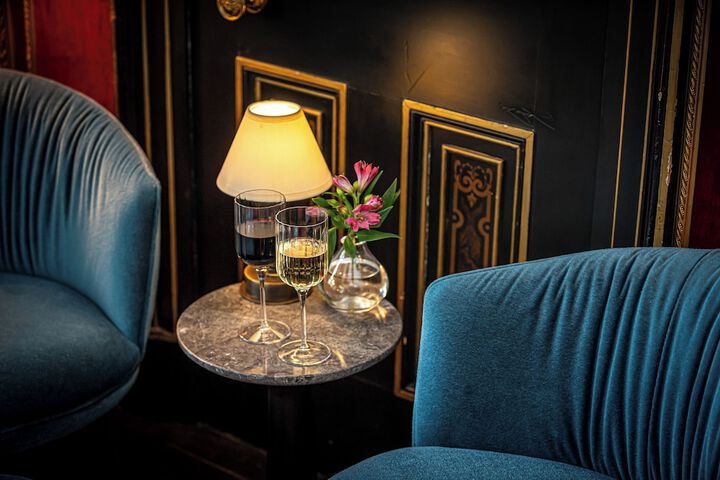 Lounge 76 of 83