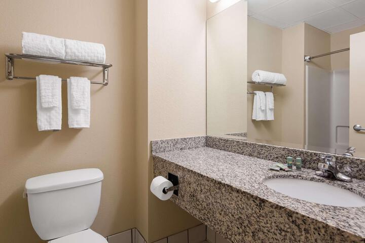1 King Bed High Speed Internet Accessible Microwave, Refrigerator, Continental Breakfast (5 of 13)