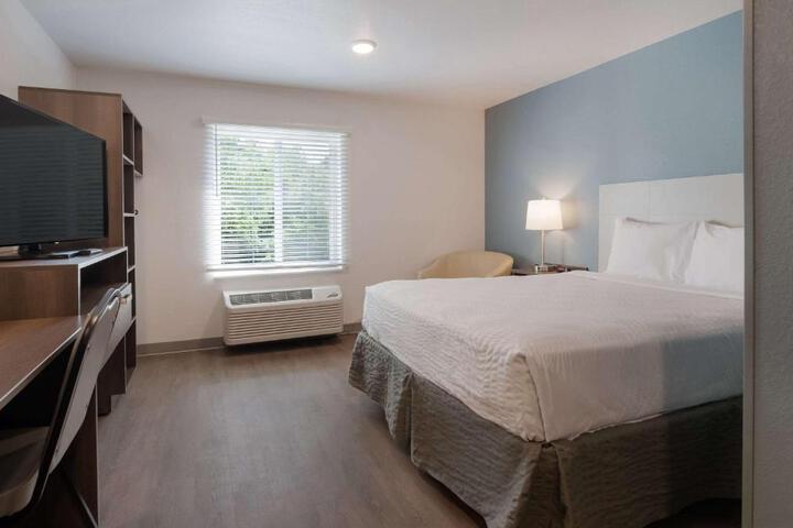 1 Queen Bed (14 of 18)