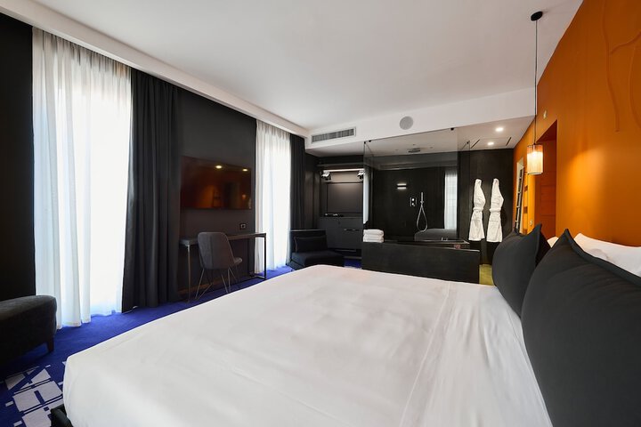 Room 30 of 96