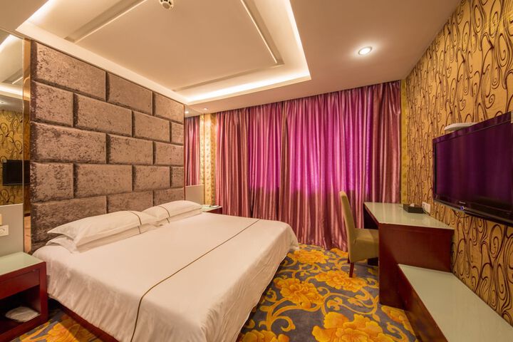 Room 6 of 16