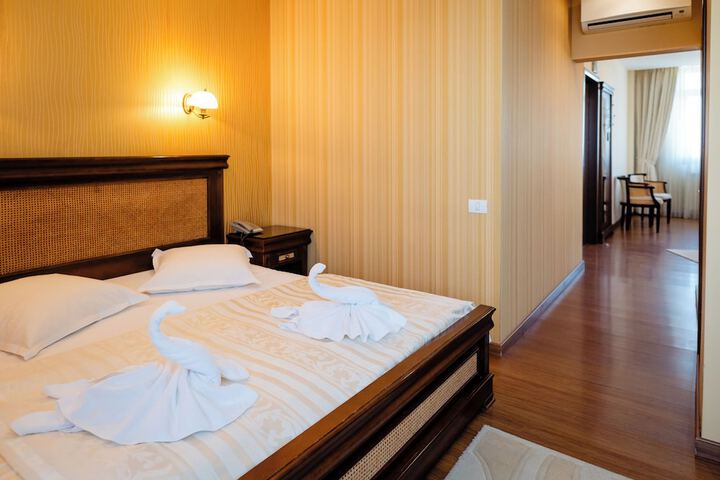 Room 4 of 169