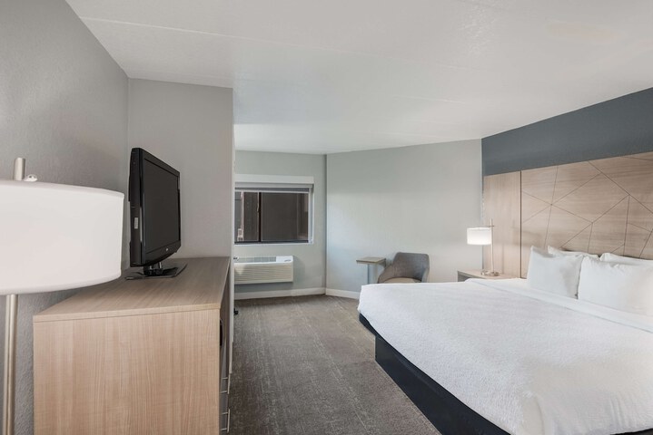 1 King Bed High Speed Internet Accessible Microwave and Refrigerator Chair with Ottoman Desk Full Breakfast (23 of 31)