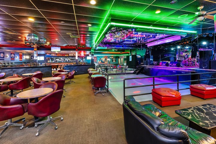 Lounge 54 of 68