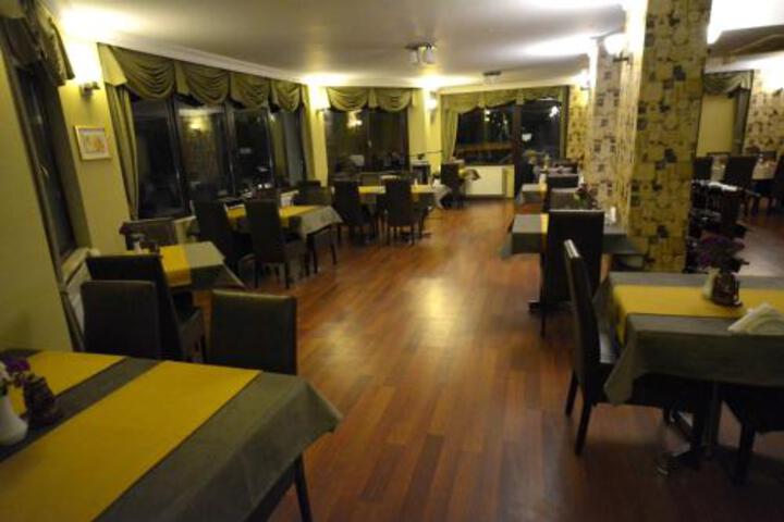 Ballroom/Hall 10 of 108