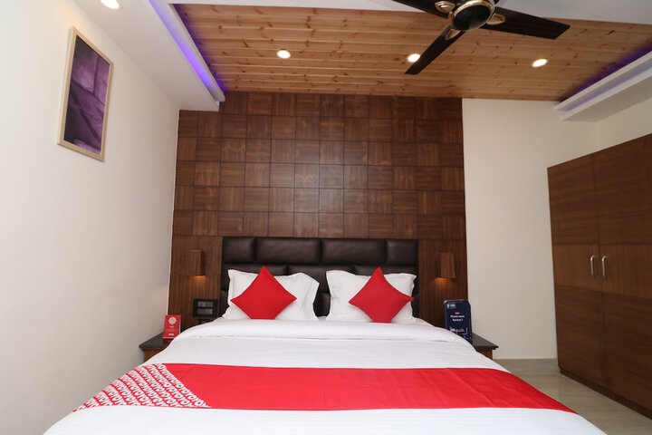 Room 10 of 12