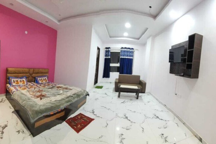 Room 5 of 13