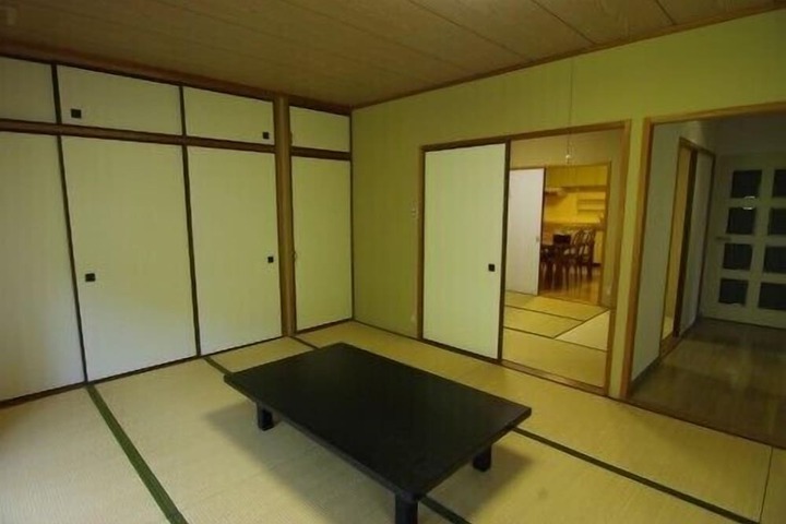 Room 9 of 38