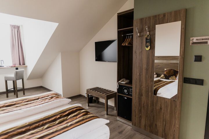 Room 16 of 122