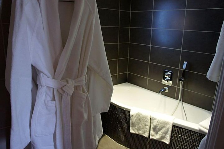 Deep soaking bathtub