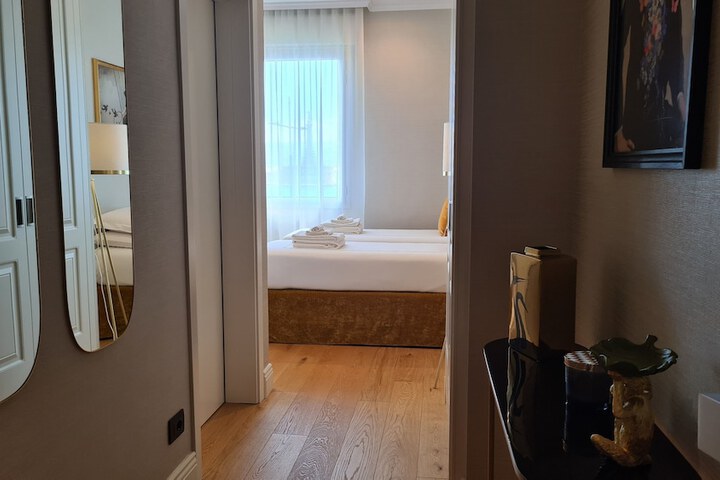 Room 11 of 27