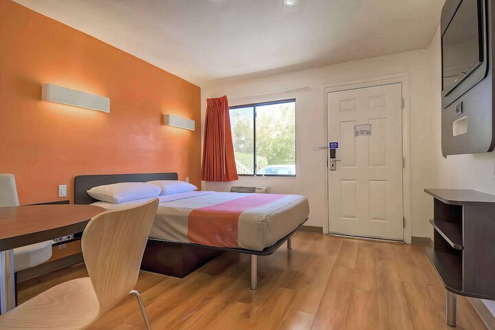 1 King Bed (6 of 6)