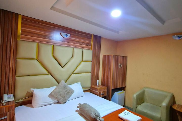 Room 6 of 19