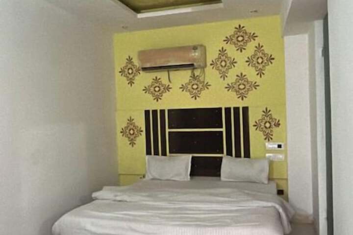 Room 10 of 11