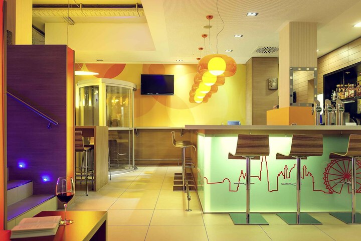 Lounge 33 of 42