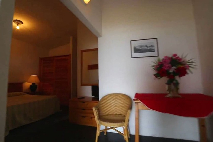 Room 4 of 17