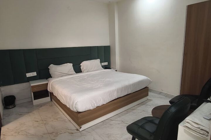 Room 11 of 36