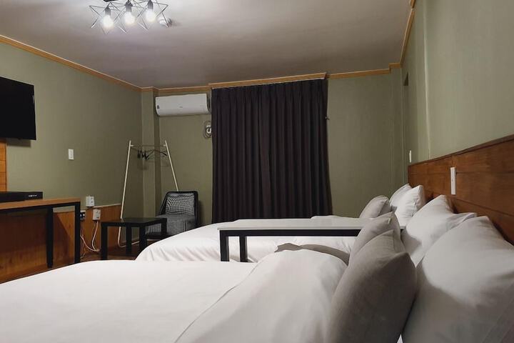 Room 13 of 21