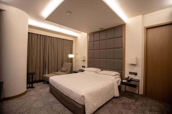 Room 8 of 94