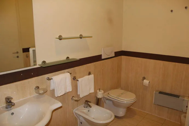 Room 8 of 28